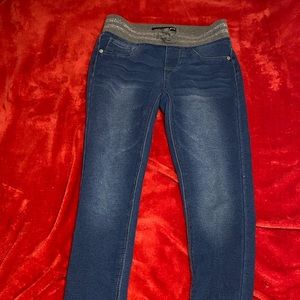 Stretch pants that have a stretch elastic hip band